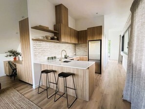 Four à micro-ondes, un four, surface de cuisson, lave-vaisselle