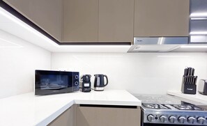 Appartement (3 Bedrooms) | Cuisine privée | Micro-ondes, four, plaque de cuisson, bouilloire électrique