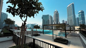Une piscine sur le toit, offrant une vue sur les immeubles modernes qui s’élèvent en arrière-plan.