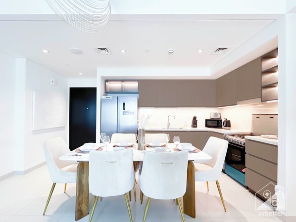 Apartment (4 Bedrooms) | In-room dining - Exclusive Burj Crown 4b Balcony Burj Khalifa View (Dubai)