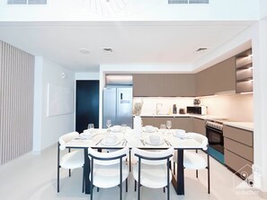 Apartamento (4 Bedrooms) | Opções para refeição no quarto