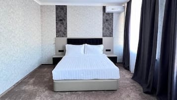 高級雙人房 | 1 間睡房、房內夾萬、書桌、手提電腦工作空間