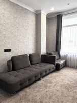 Suite familiar, vistas a la montaña | Caja fuerte, escritorio, espacio para trabajar con un portátil