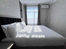 Suite familiar, vistas a la montaña | Caja fuerte, escritorio, espacio para trabajar con un portátil