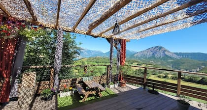 Villa surplombant la nature, grande terrasse panoramique vue lac et montagnes