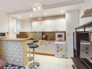 Een microgolfoven, een kookplaat, een vaatwasser