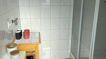 Dusche, Haartrockner, Handtücher, Seife