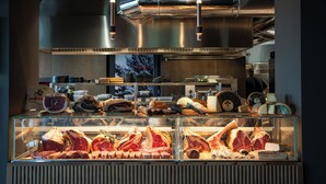 A meat display case in a restaurant with various cuts of meat and cheese. - Mon Luxury Rooms - Spa (Nicolosi)