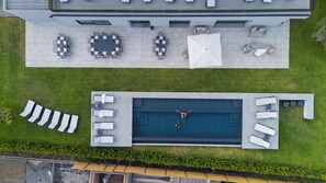 Inomhuspool och utomhuspool
