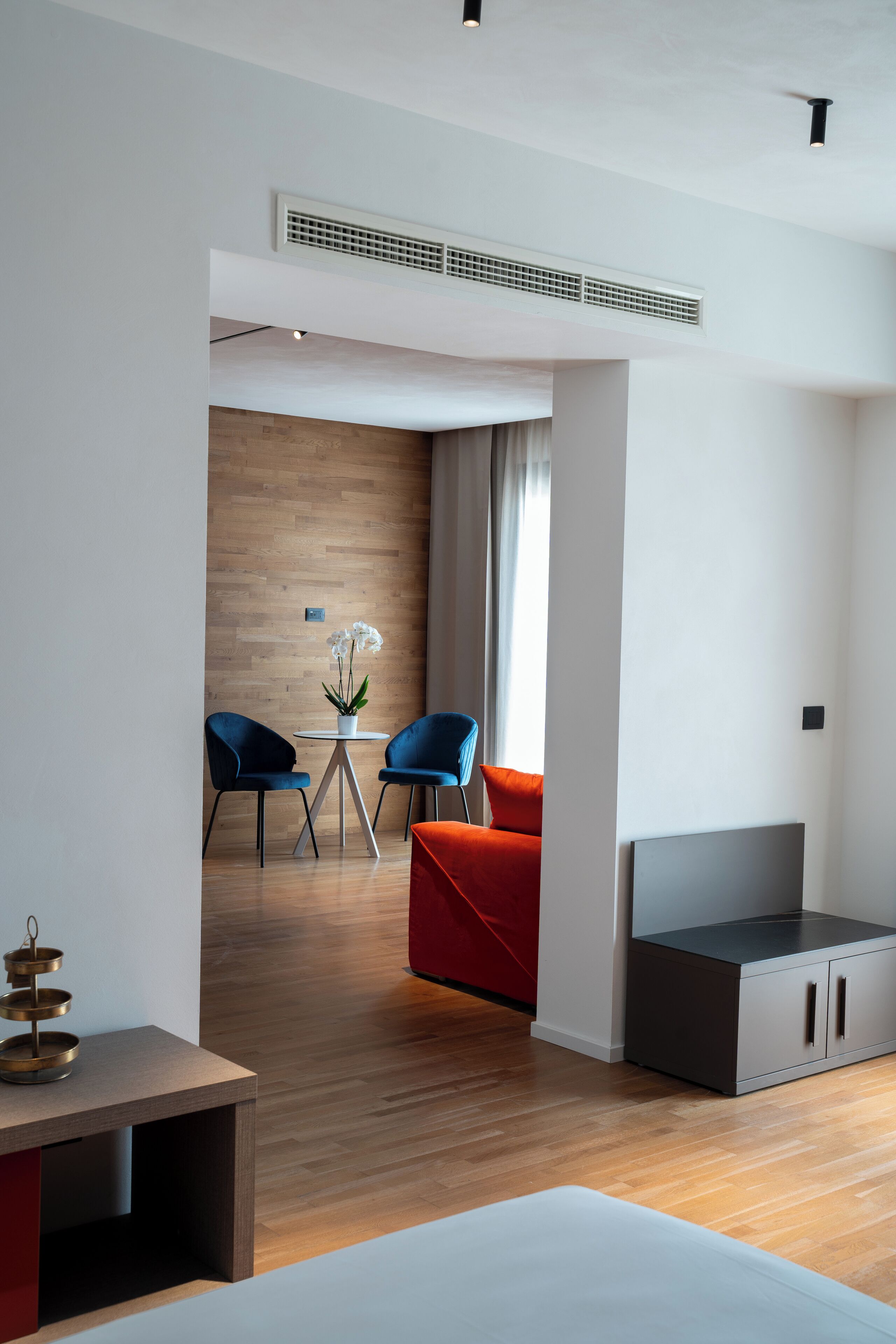 Espacio para trabajar con laptop y cortinas blackout 