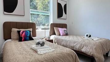 3 bedrooms, iron/ironing board, WiFi, bed sheets