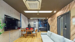 Ein modernes Interieur mit Essbereich, einer Couch und einer Küche.