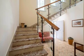 Apartamento, vista para o mar | Área de estar | TV de tela plana 32 polegadas com canais a cabo