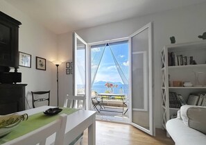 Apartamento, vista para o mar | Área de estar | TV de tela plana 32 polegadas com canais a cabo