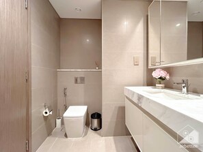 Apartment (4 Bedrooms) | Bathroom | Shower - Spacious 3.5 Bedroom Apartment in Burj Royale (Dubai)