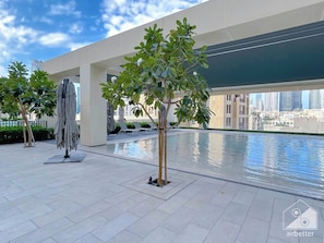 Pool - Spacious 3.5 Bedroom Apartment in Burj Royale (Dubai)