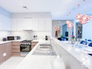 Private kitchen - Spacious 3.5 Bedroom Apartment in Burj Royale (Dubai)