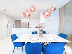 Apartment (4 Bedrooms) | In-room dining - Spacious 3.5 Bedroom Apartment in Burj Royale (Dubai)