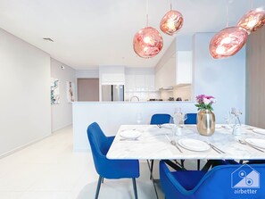Apartment (4 Bedrooms) | In-room dining - Spacious 3.5 Bedroom Apartment in Burj Royale (Dubai)