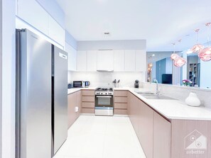 Apartment (4 Bedrooms) | Private kitchen | Fridge, oven, stovetop, electric kettle - Spacious 3.5 Bedroom Apartment in Burj Royale (Dubai)