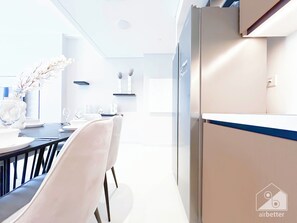 Apartment (4 Bedrooms) | Makan dalam bilik
