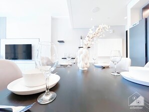 Apartamento (4 Bedrooms) | Servicio de comidas en la habitación