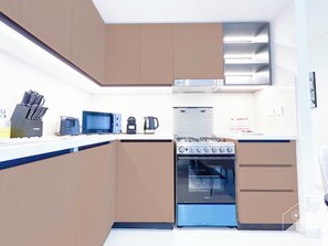 อพาร์ทเมนท์ (4 Bedrooms) | ครัวส่วนตัว | ไมโครเวฟ, เตาอบ, เตาประกอบอาหาร, กาต้มน้ำไฟฟ้า