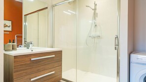 Douche, sèche-cheveux, serviettes fournies