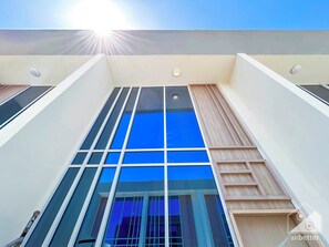 Balcony - Luxury 1-br Villa in Rukan: Dubai Skyline Views! (Dubai)