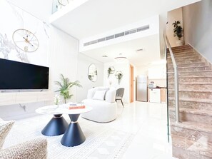 Living room - Luxury 1-br Villa in Rukan: Dubai Skyline Views! (Dubai)