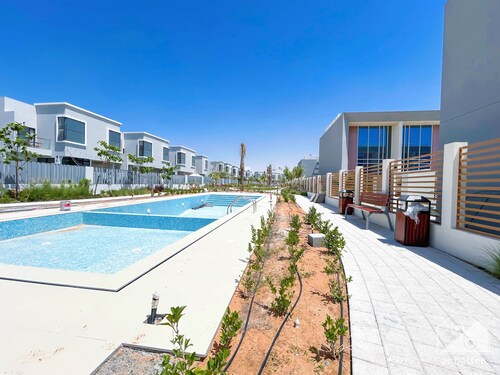 Luxury 1-br Villa in Rukan: Dubai Skyline Views!