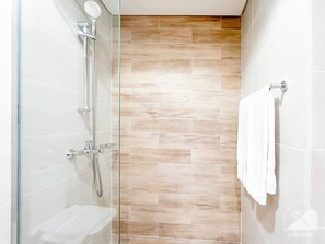 Bathroom - Luxury 1-br Villa in Rukan: Dubai Skyline Views! (Dubai)