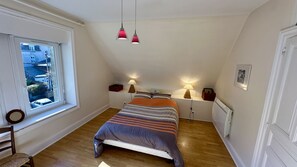 7 quartos, escrivaninha, ferros/tábuas de passar roupa, berço de viagem