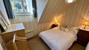 7 camere, una scrivania, ferro/asse da stiro, culla da viaggio