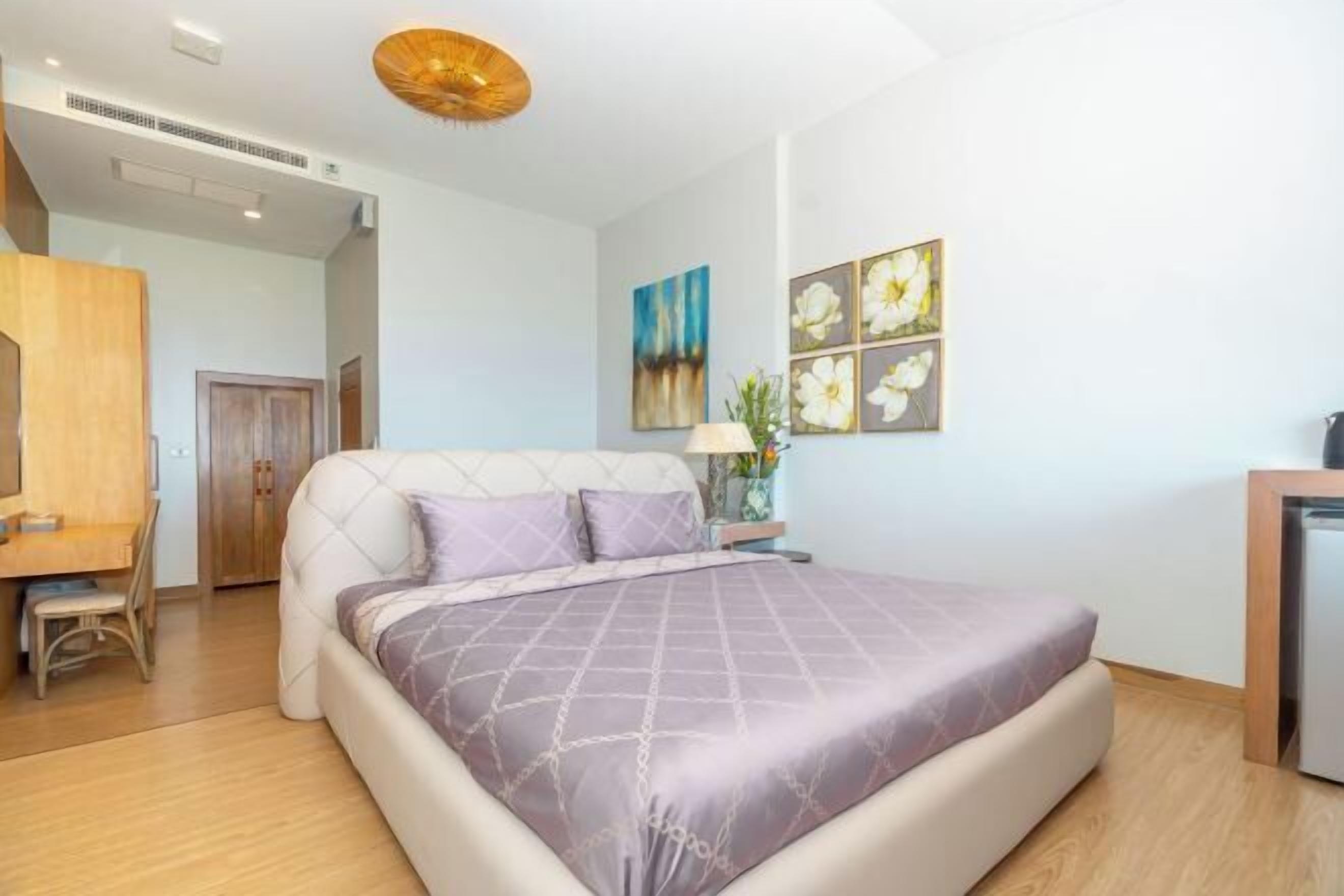 迷你吧、客房內保險箱、書桌、筆電工作空間