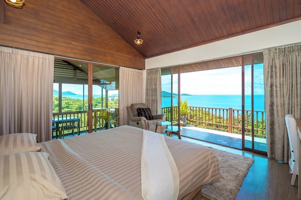 Quarto casal júnior, sacada, vista para o mar | Frigobar, cofres nos quartos, escrivaninha