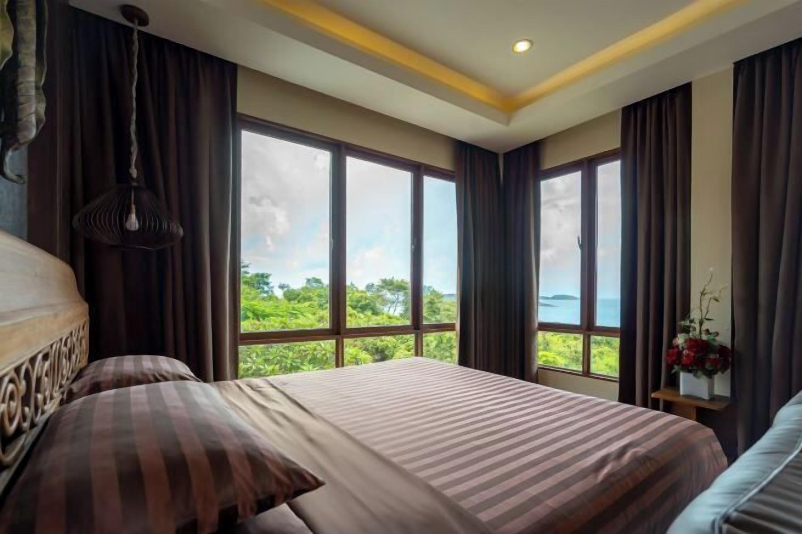 迷你吧、客房內保險箱、書桌、筆電工作空間