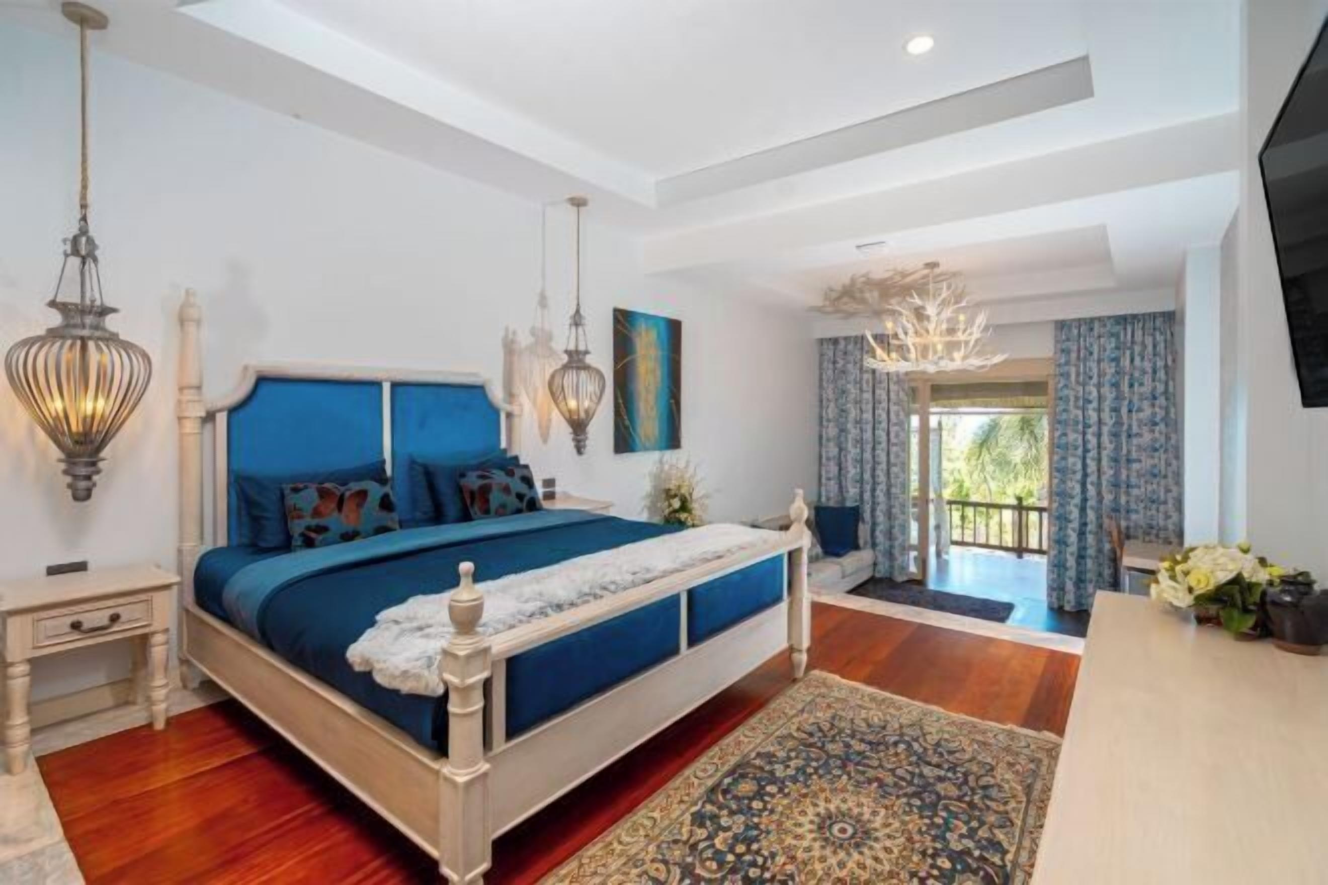 迷你吧、客房內保險箱、書桌、筆電工作空間