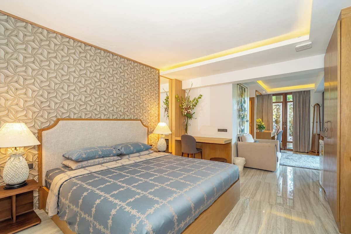 Deluxe Suite with Pool View