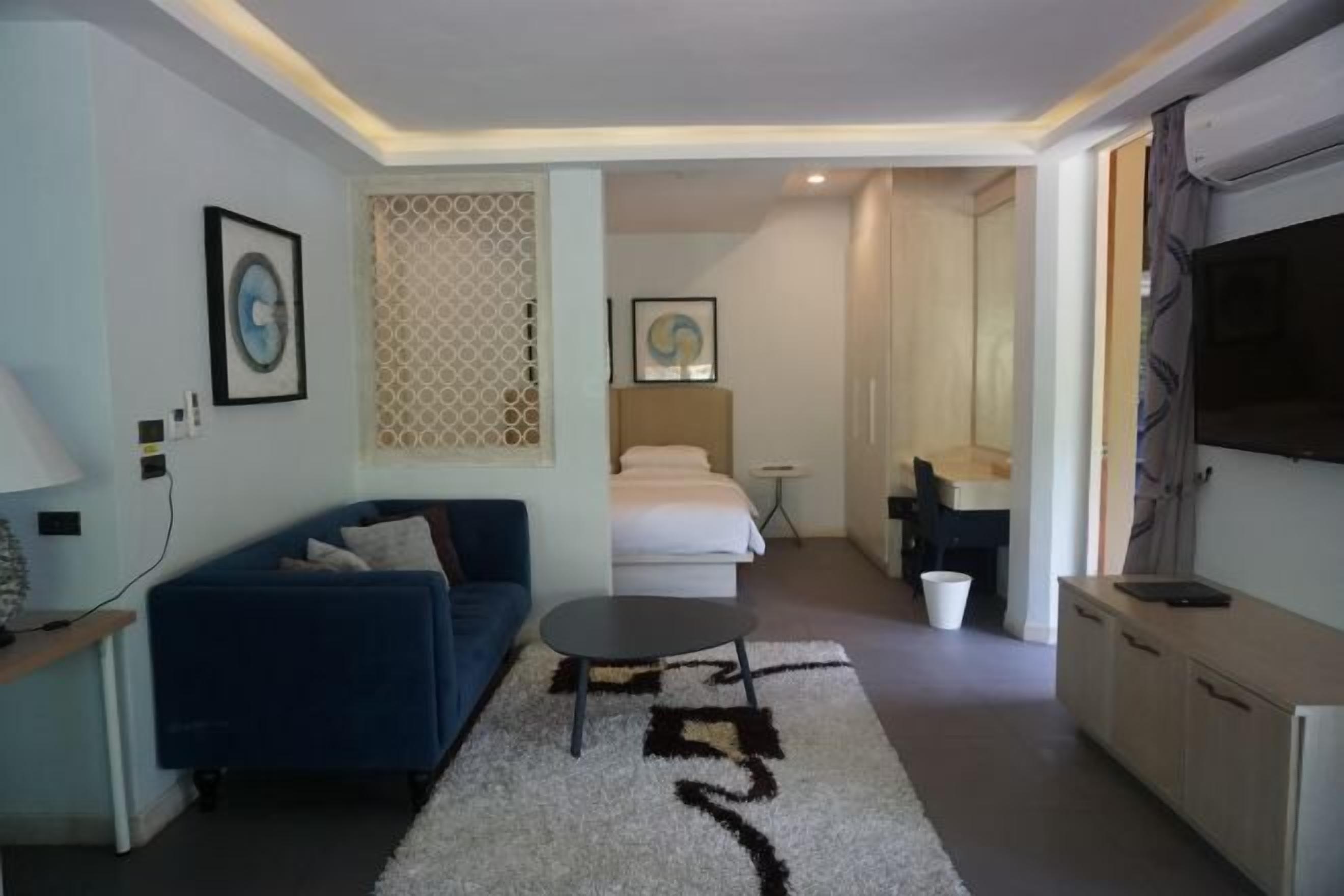 迷你吧、客房內保險箱、書桌、筆電工作空間