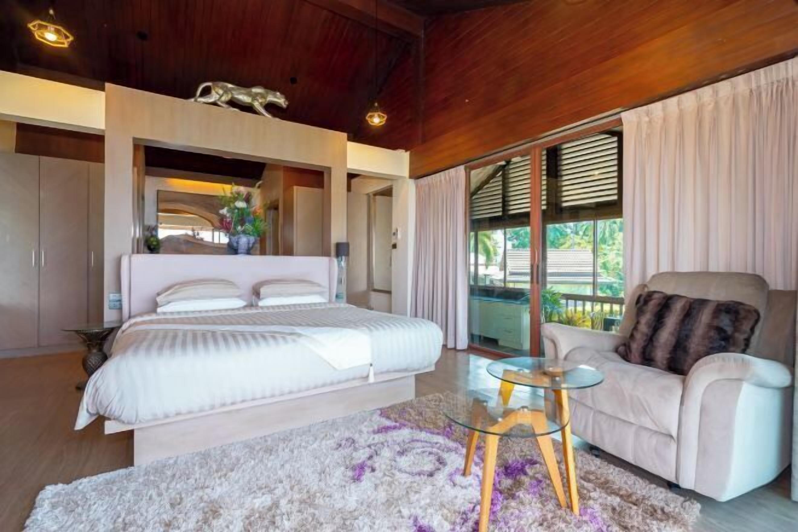 迷你吧、客 房內保險箱、書桌、筆電工作空間