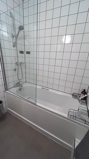 Serviettes fournies, savon, papier toilette