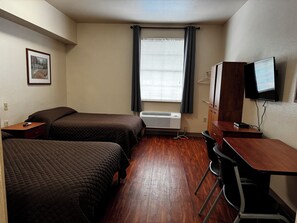 Skrivebord, strykejern/-brett, wi-fi (inkludert) og sengetøy