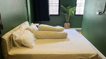 Basic-Einzelzimmer, 1 King-Bett, Nichtraucher | Daunenbettdecken, individuell dekoriert, kostenloses WLAN, Bettwäsche