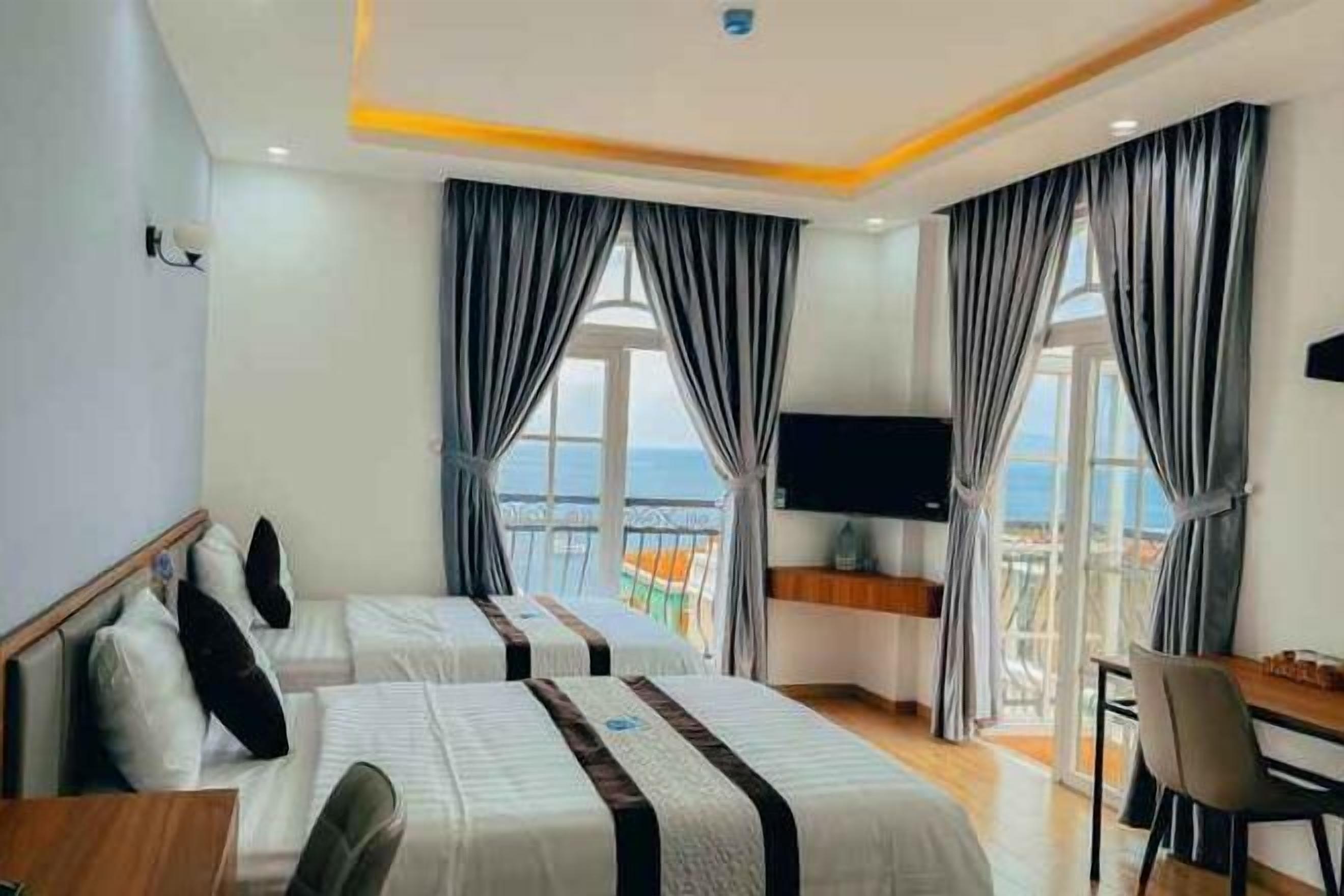 客房內保險箱、書桌、筆電工作空間、隔音