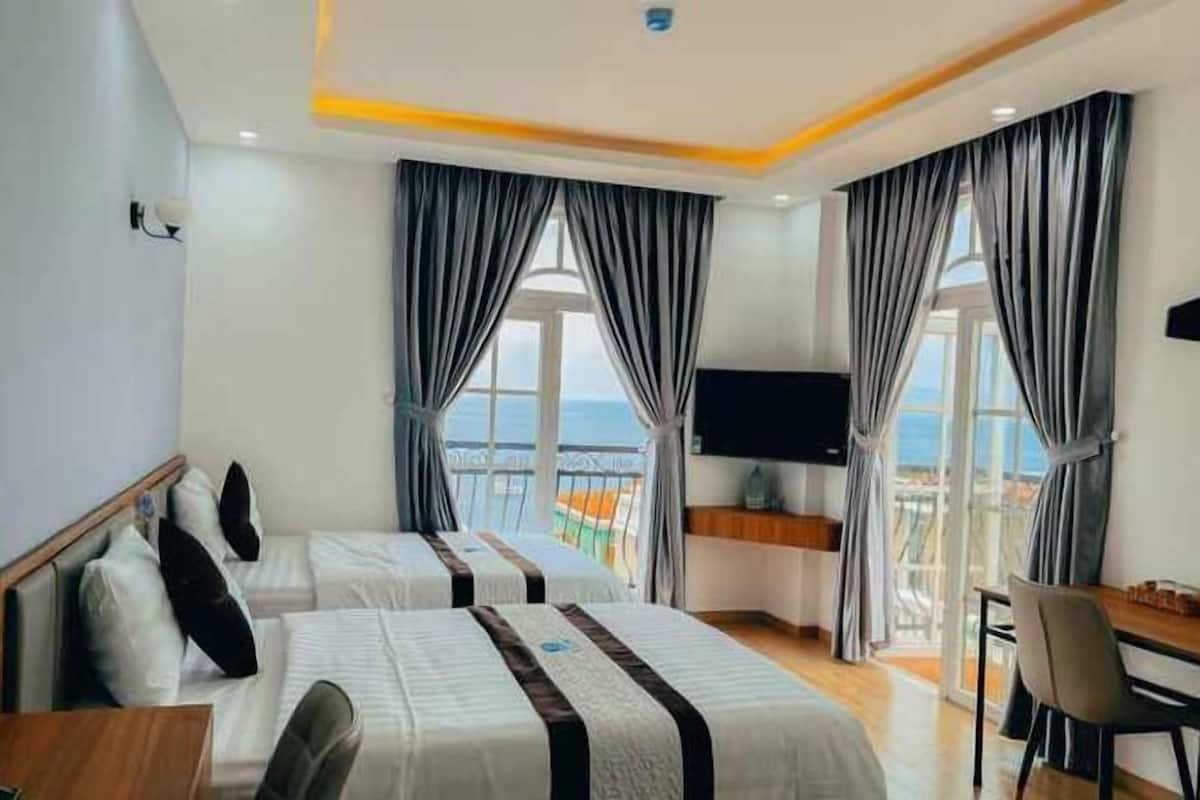 In-room safe, desk, laptop workspace, soundproofing