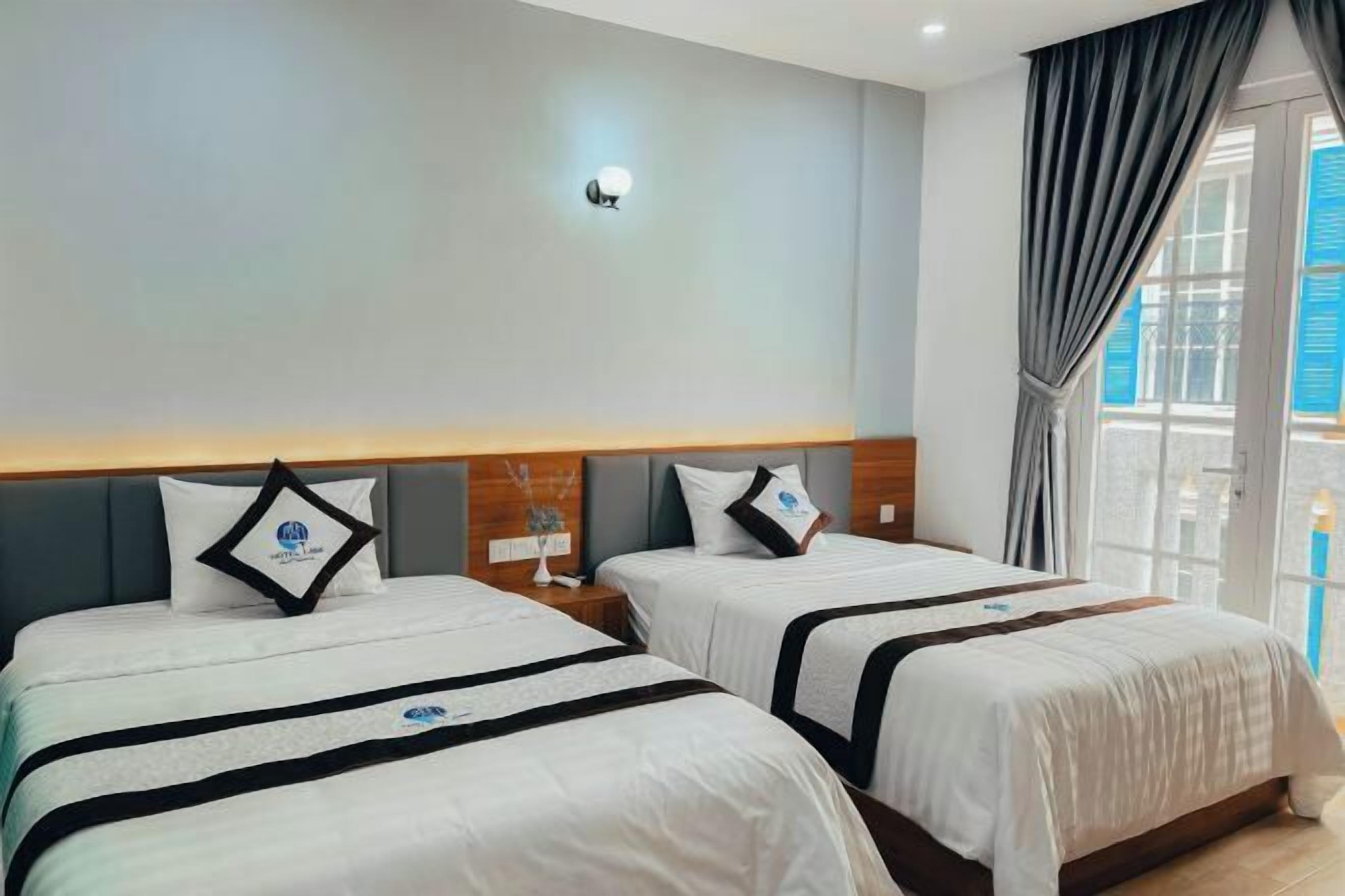 Safe på rommet, skrivebord, skrivebord for bærbar PC og lydisolert