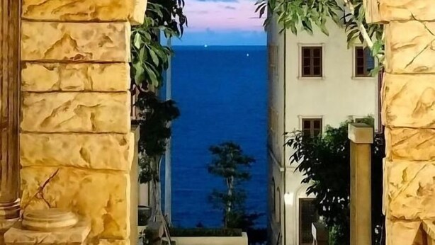 An archway leading to a building with a view of the sea. - Labe Hotel Phu Quoc - Hon Thom Island (Phu Quoc)