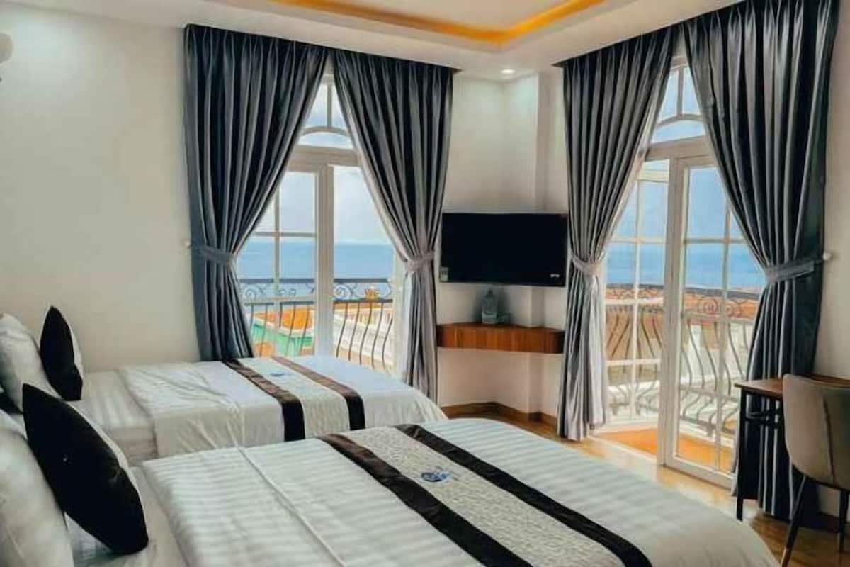 Tallelokero huoneessa, työpöytä