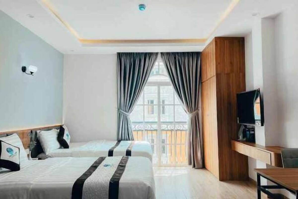 Pengeskab på værelset, skrivebord, arbejdsområde til bærbare computere